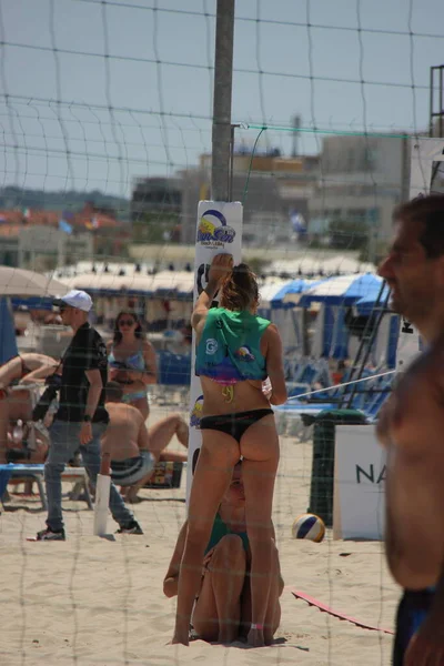 Beach Volleybal Atleten Hebben Een Fantastische Lichaamsbouw Zeer Goed Getraind — Stockfoto