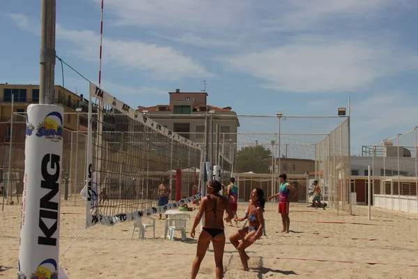 Plaj Voleybolu Sporcuların Maçta Eksik Olmayan Sıcaklığa Kuma Karşı Çok — Stok fotoğraf