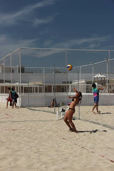Пляжний Волейбол Спортсмени Чудово Навчені Витримувати Тепло Пісок Яких Бракує — стокове фото