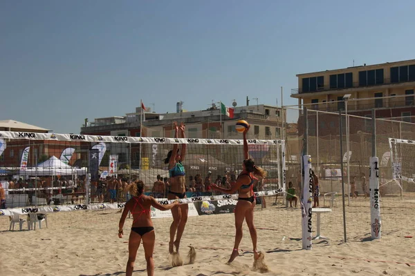 Beach Volleyboll Idrottare Har Fantastisk Fysik Mycket Väl Utbildad För — Stockfoto