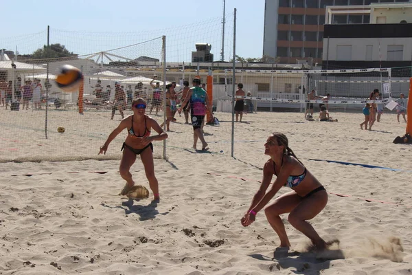 沙滩排球 运动员的体格非常棒 受过良好的训练 能够承受这场比赛中不乏的热浪和沙子 — 图库照片