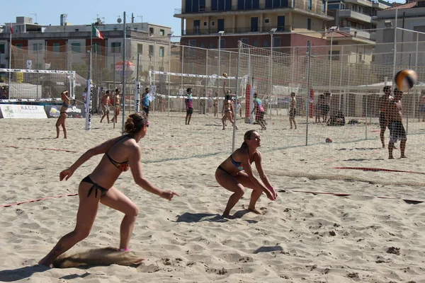 沙滩排球 运动员的体格非常棒 受过良好的训练 能够承受这场比赛中不乏的热浪和沙子 — 图库照片