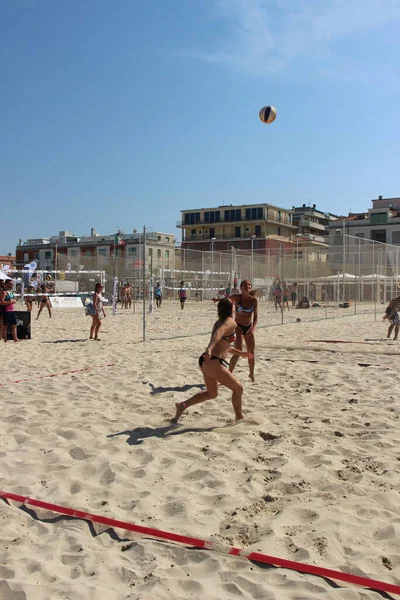 Plaj Voleybolu Sporcuların Maçta Eksik Olmayan Sıcaklığa Kuma Karşı Çok — Stok fotoğraf