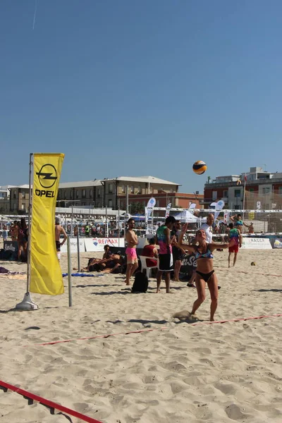 Voleibol Playa Los Atletas Tienen Físico Fantástico Muy Bien Entrenado —  Fotos de Stock