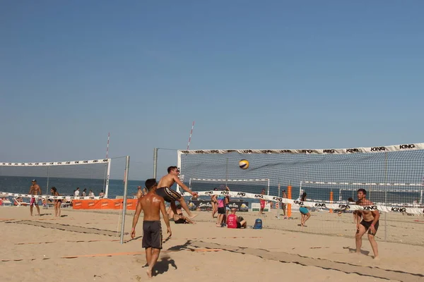 Strandvolleyball Atleter Har Fantastisk Fysikk Godt Trent Til Tåle Varmen – stockfoto