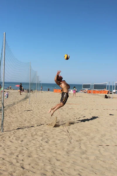 Plaj voleybolu, sporcuların bu maçta eksik olmayan sıcaklığa ve kuma karşı çok iyi eğitilmiş harika bir fiziği var.