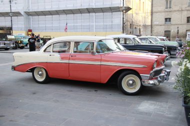 Car vintage, 1950 'lerin Amerikan müziği ve kültürü üzerine kurulmuş uluslararası bir müzik festivali. Fotoğrafta: 50 'li yılların modası geçmiş araba.