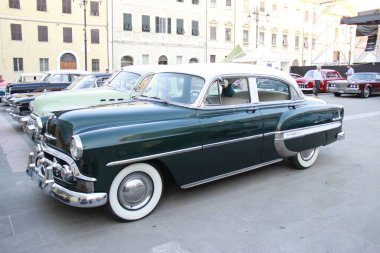 Car vintage, 1950 'lerin Amerikan müziği ve kültürü üzerine kurulmuş uluslararası bir müzik festivali. Fotoğrafta: 50 'li yılların modası geçmiş araba.