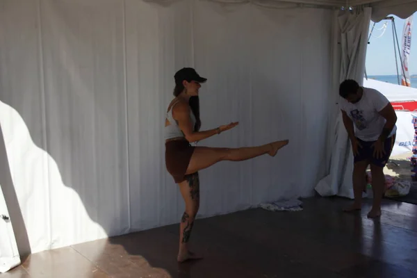 Sahilde yoga, deniz kenarında bu disiplinin temel pozisyonlarıyla vücudu ve zihni rahatlatan bir açık hava dersi.