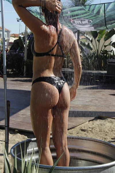 Sahilde güzellik, güzellikler ve detaylarla dolu sadece bir kadının güzel, ferahlatıcı bir duşun altında verebileceği şeyler. 