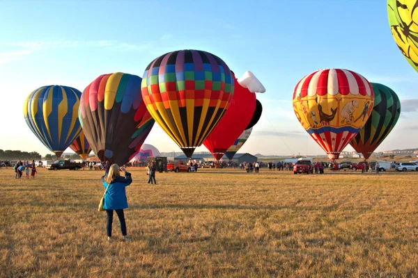 Señora Tomando Fotos Globos Aire Caliente Con Teléfono —  Fotos de Stock