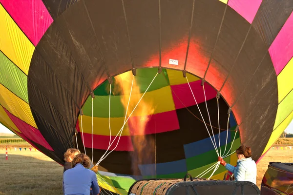 Globo Colorido Del Aire Caliente Proceso Ser Inflado —  Fotos de Stock