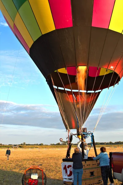 Ballonpilot Wärmt Den Ballon Für Den Flug Auf — Stockfoto