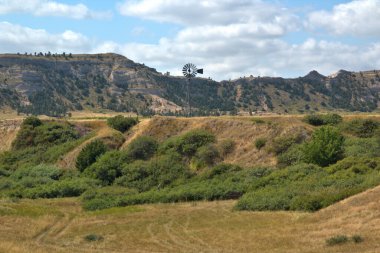 Nebraska 'nın batısındaki otlaklarda yaşayan hayvanlara su pompalayan yel değirmeni.