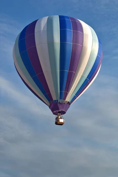 熱気球2021年全国選手権大会は ネブラスカ州の田舎のトウモロコシ畑の上に設定します — ストック写真