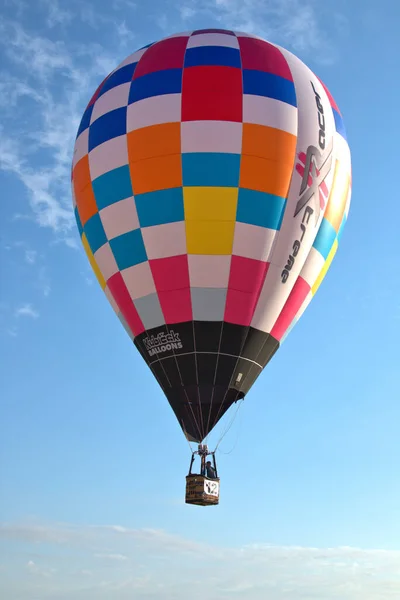 熱気球2021年全国選手権大会は ネブラスカ州の田舎のトウモロコシ畑の上に設定します — ストック写真