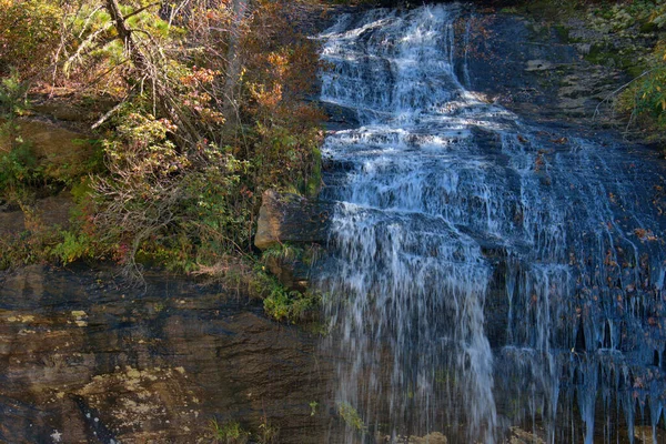 Cores Queda Cercam Uma Queda Água Montanha Carolina Norte — Fotografia de Stock