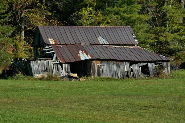 ノースカロライナ州の山々に見られる古い木造納屋の構造 — ストック写真