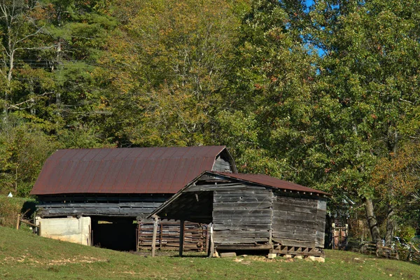 青の尾根の近くの古い構造物を囲む風景の秋の色パークウェイ — ストック写真