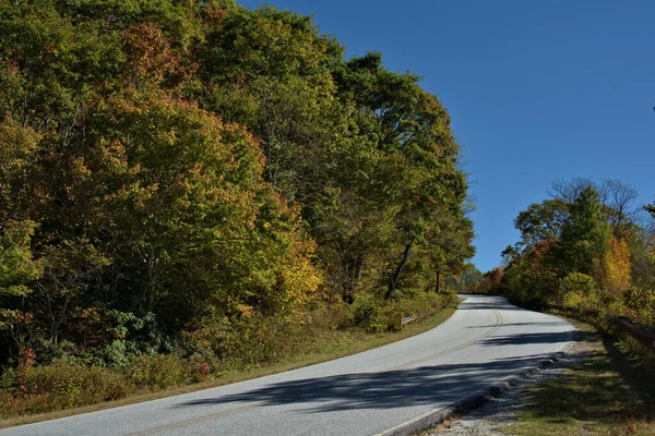 Sceniske Høstfarver Omgir Gammel Struktur Nær Blue Ridge Parkway – stockfoto