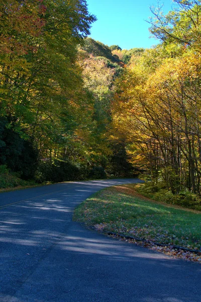 青の尾根の近くの古い構造物を囲む風景の秋の色パークウェイ — ストック写真
