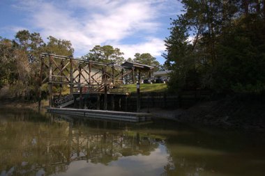 Savannah, Ga yakınlarındaki bir okyanus kanalı boyunca kolluk kuvvetleri tekne iskelesi.