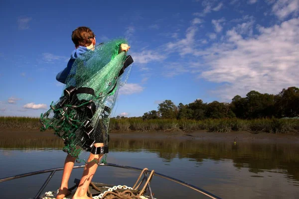 Niño Lanzando Una Red Casting Para Cebo Los Canales Ossabaw — Foto de Stock