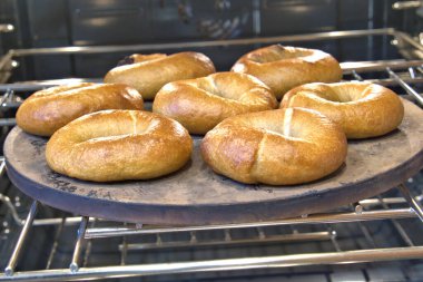 Fırındaki fırında taze ekşi ekmekli simit.