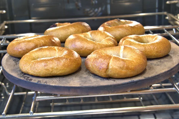 Bolsitas Recién Horneadas Masa Una Piedra Para Hornear Horno — Foto de Stock