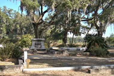 Bonaventure Mezarlığı dünyanın en güzel 10 mezarlığında seçildi! Çarpıcı heykeller, anıtlar ve özenle hazırlanmış mezarlıklar zarif, yosunlu meşe ağaçlarıyla süslenmiş 160 dönümlük araziyi süslüyor..