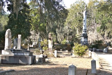 Bonaventure Mezarlığı dünyanın en güzel 10 mezarlığında seçildi! Çarpıcı heykeller, anıtlar ve özenle hazırlanmış mezarlıklar zarif, yosunlu meşe ağaçlarıyla süslenmiş 160 dönümlük araziyi süslüyor..