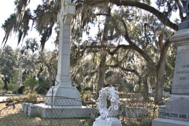 Bonaventure Mezarlığı dünyanın en güzel 10 mezarlığında seçildi! Çarpıcı heykeller, anıtlar ve özenle hazırlanmış mezarlıklar zarif, yosunlu meşe ağaçlarıyla süslenmiş 160 dönümlük araziyi süslüyor..