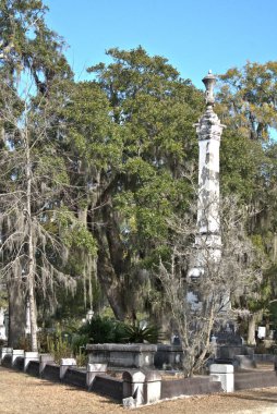 Bonaventure Mezarlığı dünyanın en güzel 10 mezarlığında seçildi! Çarpıcı heykeller, anıtlar ve özenle hazırlanmış mezarlıklar zarif, yosunlu meşe ağaçlarıyla süslenmiş 160 dönümlük araziyi süslüyor..