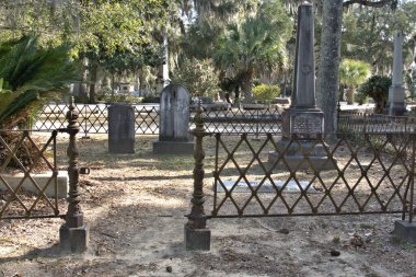 Bonaventure Mezarlığı dünyanın en güzel 10 mezarlığında seçildi! Çarpıcı heykeller, anıtlar ve özenle hazırlanmış mezarlıklar zarif, yosunlu meşe ağaçlarıyla süslenmiş 160 dönümlük araziyi süslüyor..