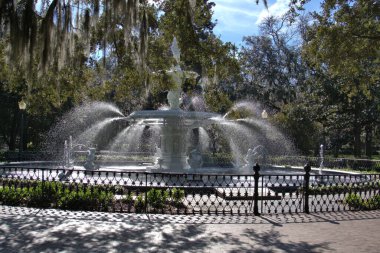 Savannah renkli Parklar ve Binaları ile ünlüdür.