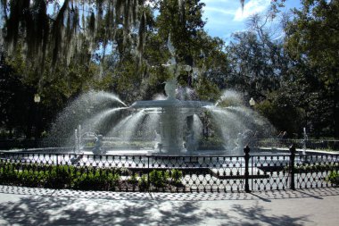 Savannah renkli Parklar ve Binaları ile ünlüdür.