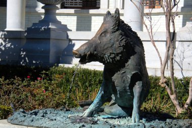 Yaban domuzu bronz heykeli