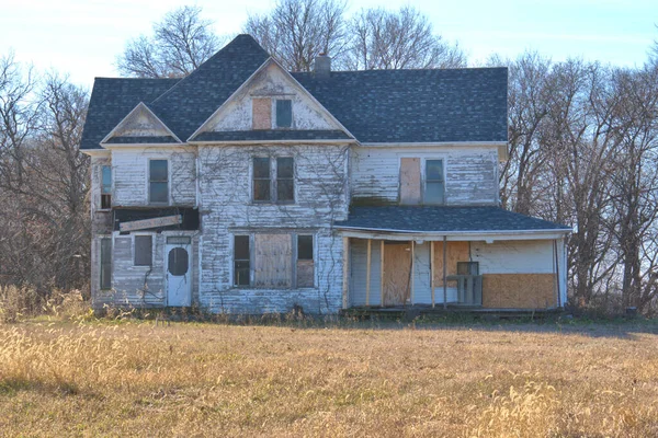 Elhagyott Farm Otthon Elhanyagolt Fűvel Körülvett Területen Tartja Sok Történetet — Stock Fotó