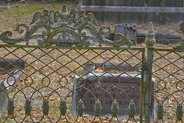 ボナベンチャー墓地は世界で最も美しい墓地トップ10に選ばれました 記念碑 精巧な埋葬用金庫は 優雅な苔で覆われた生きたオークの木が点在する160エーカーを飾ります — ストック写真