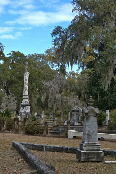 Bonaventure Mezarlığı dünyanın en güzel 10 mezarlığında seçildi! Çarpıcı heykeller, anıtlar ve özenle hazırlanmış mezarlıklar zarif, yosunlu meşe ağaçlarıyla süslenmiş 160 dönümlük araziyi süslüyor..