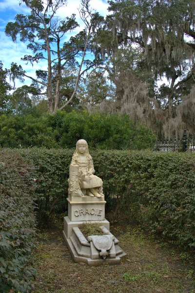 Bonaventure Mezarlığı dünyanın en güzel 10 mezarlığında seçildi! Çarpıcı heykeller, anıtlar ve özenle hazırlanmış mezarlıklar zarif, yosunlu meşe ağaçlarıyla süslenmiş 160 dönümlük araziyi süslüyor..