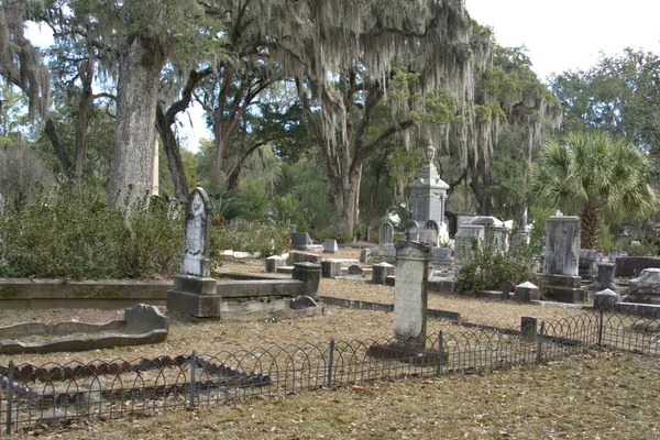 ボナベンチャー墓地は世界で最も美しい墓地トップ10に選ばれました 記念碑 精巧な埋葬用金庫は 優雅な苔で覆われた生きたオークの木が点在する160エーカーを飾ります — ストック写真