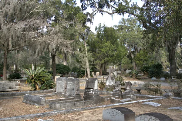 Bonaventure Mezarlığı dünyanın en güzel 10 mezarlığında seçildi! Çarpıcı heykeller, anıtlar ve özenle hazırlanmış mezarlıklar zarif, yosunlu meşe ağaçlarıyla süslenmiş 160 dönümlük araziyi süslüyor..