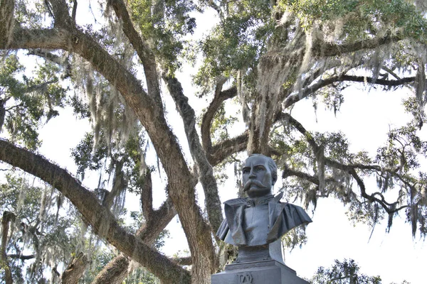 Bonaventure Mezarlığı dünyanın en güzel 10 mezarlığında seçildi! Çarpıcı heykeller, anıtlar ve özenle hazırlanmış mezarlıklar zarif, yosunlu meşe ağaçlarıyla süslenmiş 160 dönümlük araziyi süslüyor..