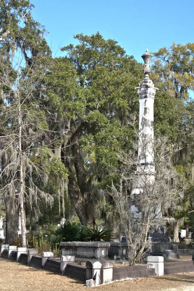 Bonaventure Mezarlığı dünyanın en güzel 10 mezarlığında seçildi! Çarpıcı heykeller, anıtlar ve özenle hazırlanmış mezarlıklar zarif, yosunlu meşe ağaçlarıyla süslenmiş 160 dönümlük araziyi süslüyor..