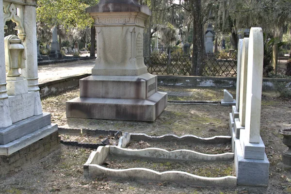 Bonaventure Mezarlığı dünyanın en güzel 10 mezarlığında seçildi! Çarpıcı heykeller, anıtlar ve özenle hazırlanmış mezarlıklar zarif, yosunlu meşe ağaçlarıyla süslenmiş 160 dönümlük araziyi süslüyor..