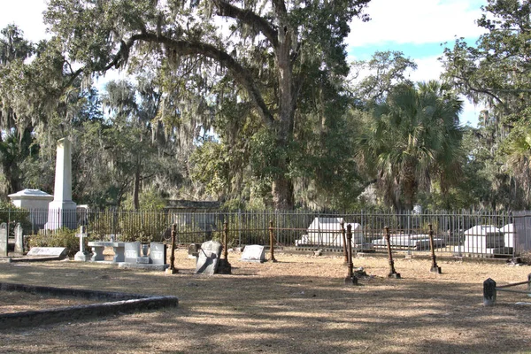 Bonaventure Mezarlığı dünyanın en güzel 10 mezarlığında seçildi! Çarpıcı heykeller, anıtlar ve özenle hazırlanmış mezarlıklar zarif, yosunlu meşe ağaçlarıyla süslenmiş 160 dönümlük araziyi süslüyor..