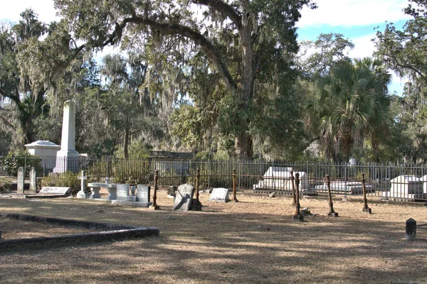 Bonaventure Mezarlığı dünyanın en güzel 10 mezarlığında seçildi! Çarpıcı heykeller, anıtlar ve özenle hazırlanmış mezarlıklar zarif, yosunlu meşe ağaçlarıyla süslenmiş 160 dönümlük araziyi süslüyor..