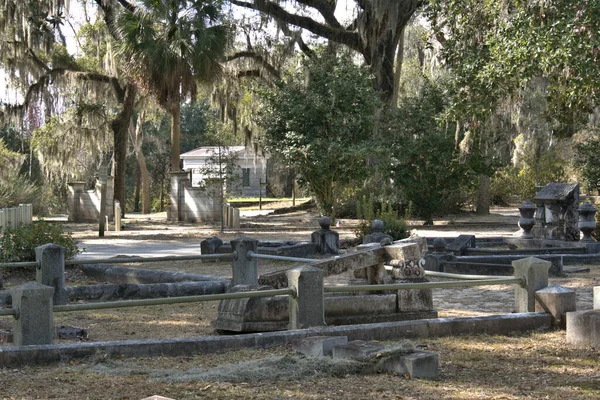 Bonaventure Mezarlığı dünyanın en güzel 10 mezarlığında seçildi! Çarpıcı heykeller, anıtlar ve özenle hazırlanmış mezarlıklar zarif, yosunlu meşe ağaçlarıyla süslenmiş 160 dönümlük araziyi süslüyor..