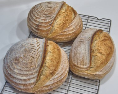 Ev fırınında 3 somun ekşi ekmek.